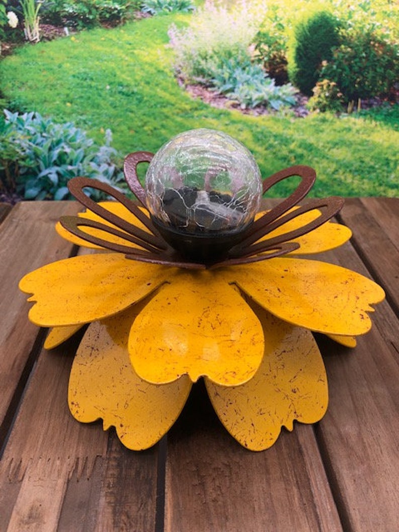 Solar Powered Lotus Flower Light with Crackle Glass Ball - Waterproof Garden Decor🔥